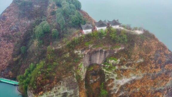 三座道观矗立在河中的悬崖上