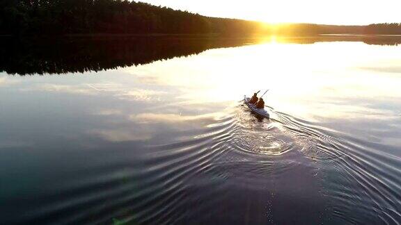 夏日黄昏在湖中玩皮划艇