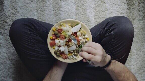 健康素食早餐包含生菜西红柿玉米橄榄男人拿着盘子和沙拉俯视图清洁饮食、节食、纯素饮食理念