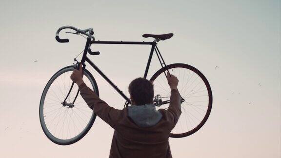 男子骑着自行车欢呼