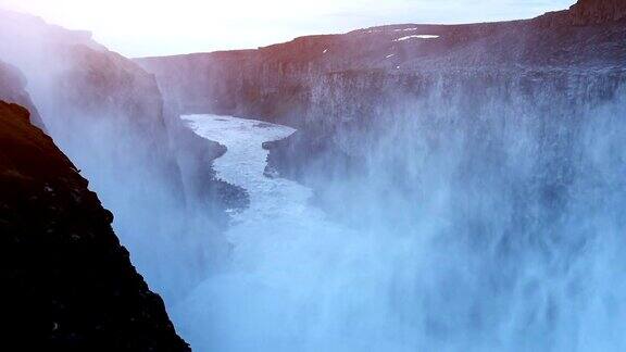 非常美丽的冰岛瀑布它位于北部靠近Myvatn湖