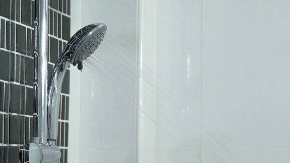 4k淋浴喷头在浴缸中喷水
