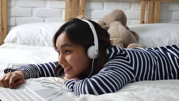 年轻的亚洲女人在听音乐