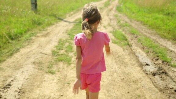 小女孩走在乡间小路上