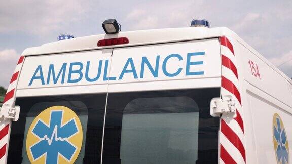 救护车停在宽阔的城市街道上白色紧急车辆警示灯警报器救援服务