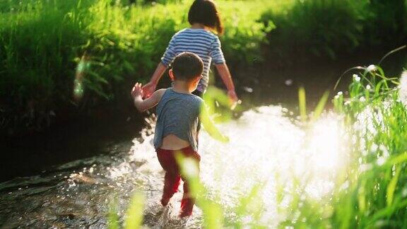 哥哥和妹妹在河里玩得很开心