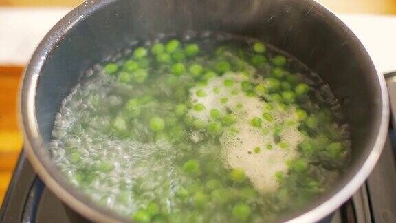 用沸水煮豌豆