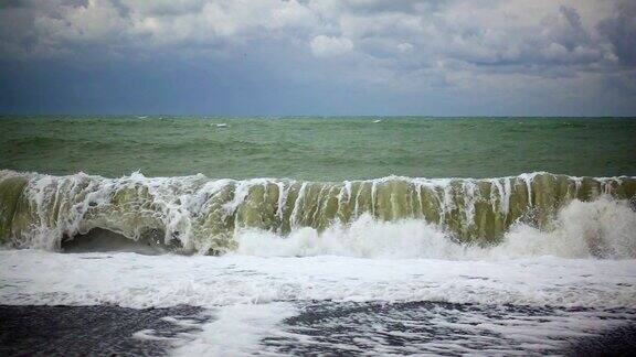 海岸上的波浪慢慢地增强了
