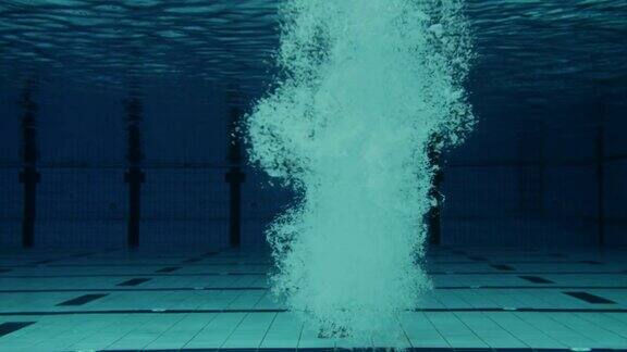 男子游泳运动员跳入泳池慢镜头