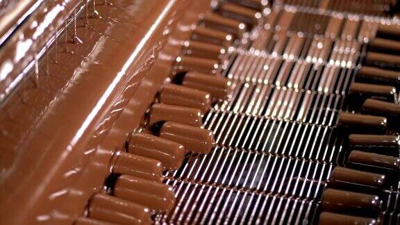食品厂的机器用巧克力覆盖糖果