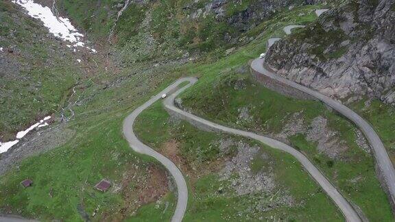 从空中俯瞰瑞士阿尔卑斯山的高山公路
