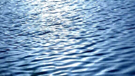 湖面上有柔和的波浪