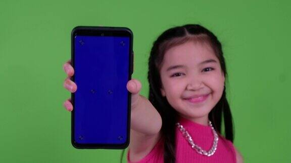 女孩拿着绿色屏幕上的智能手机
