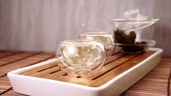 中国绿茶从玻璃茶壶到一个小杯子