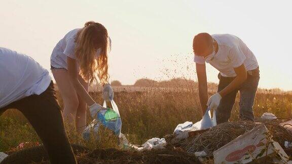 近距离拍摄的一群生态志愿者正在清理垃圾场附近的区域慢镜头