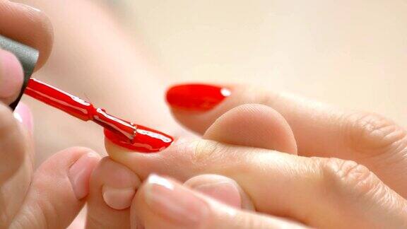 红色指甲油涂在指甲上