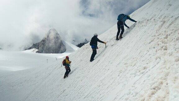 正在爬阿尔卑斯山资深登山者