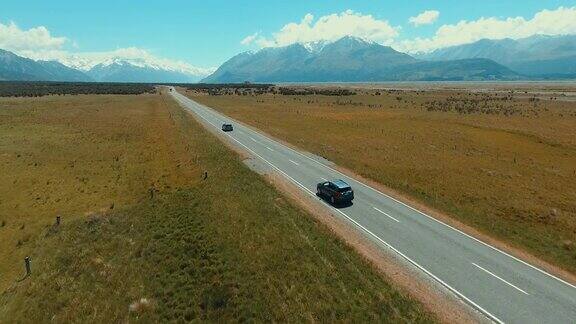 鸟瞰图驾驶在乡村道路