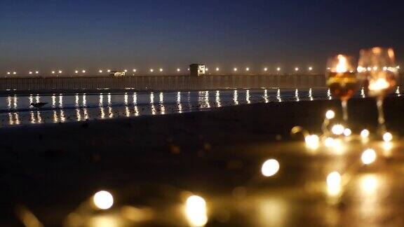 蜡烛火焰灯在玻璃浪漫的海滩约会海浪夏天的海烛光在沙地上