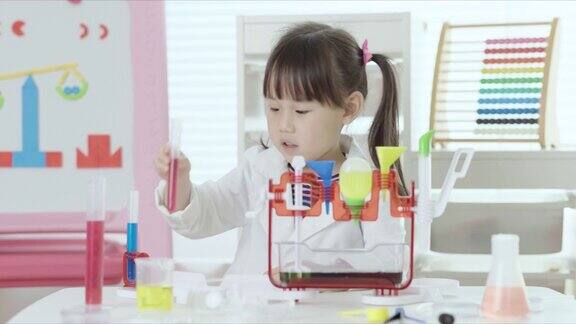 小女孩玩调色科学实验