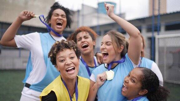 庆祝赢得奖牌的女足运动员