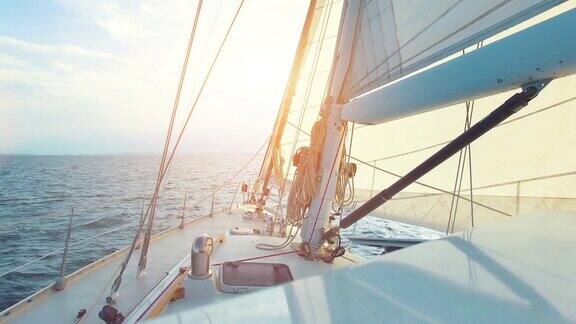 阳光明媚的日子帆船在海上行驶
