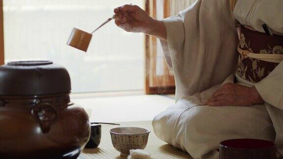 日本礼仪主持人往茶碗里量水