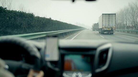 在高速公路上使用GPS导航驾驶