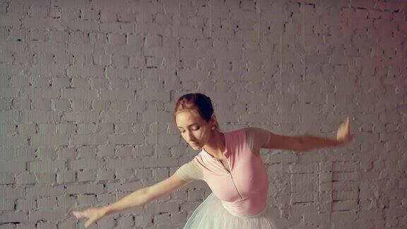 她的双手动作流畅芭蕾舞女演员跳舞肖像的观点