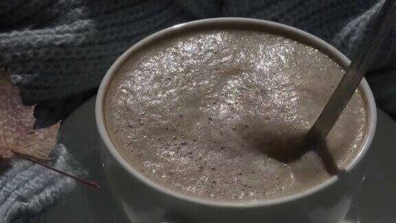 人手搅拌杯热巧克力新鲜的早晨咖啡结束白杯拿铁卡布奇诺在一杯芳香咖啡中加入糖