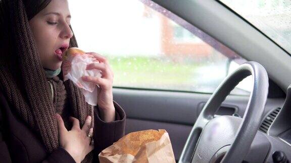 年轻女子喜欢在车里吃汉堡