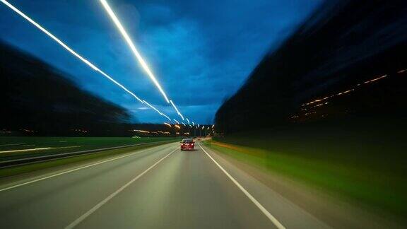 在夜间高速公路上开车延时拍摄