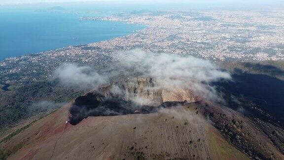 维苏威火山的鸟瞰图火山口内的火山地形在山顶-全景那不勒斯从上面意大利欧洲史诗无人机视频4k在火山云维苏威火山