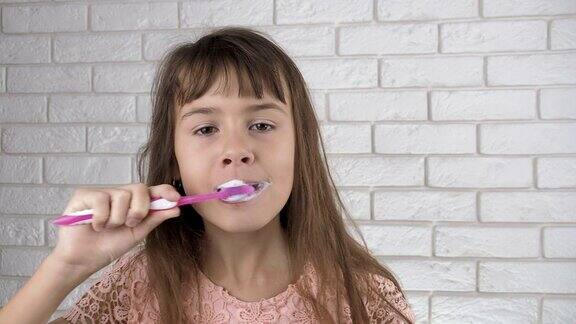 一个正在刷牙的孩子的肖像