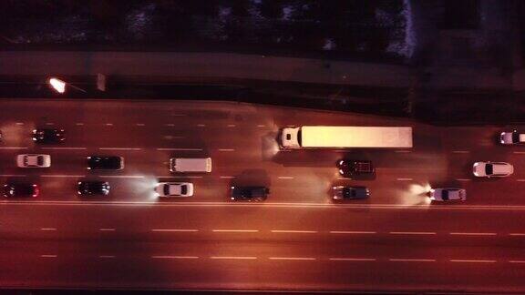 一辆卡车驶过夜色中的阿拉木图