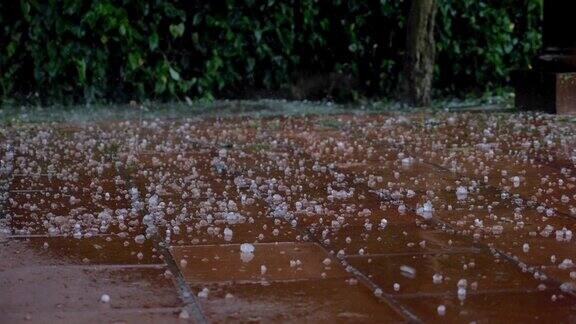 大冰雹石头落在室外瓷砖在暴风雨期间的特写