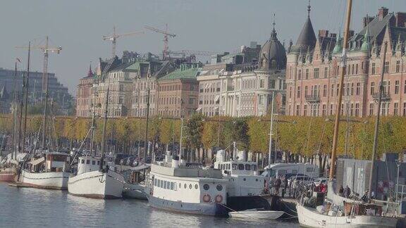 瑞典斯德哥尔摩港口地区的大型帆船和船只