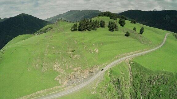 Enduro旅程与小车车高在高加索高山无人机全高清