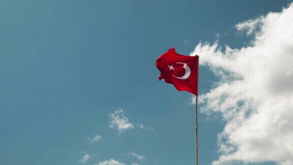 土耳其国旗迎风飘扬红旗与月亮和心的形状在管道上飘扬对蓝色多云的天空土耳其共和国的国旗挂在旗杆上映衬着云层国家象征
