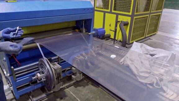 在回收工厂收集层压板样品用于质量控制分析的西班牙男性工人