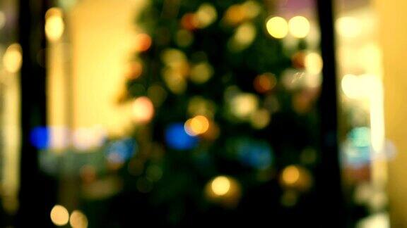 圣诞树上闪烁着五颜六色的彩灯模糊的新年花环博客模糊
