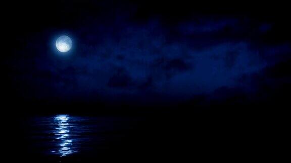夜晚的满月映在海上