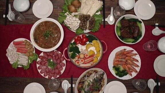 从上面看中国农历新年团圆饭的传统奢华菜肴