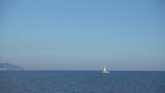 美丽的帆船漂浮在平静的海浪上
