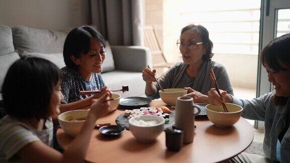 幸福的一家人在家吃日本料理