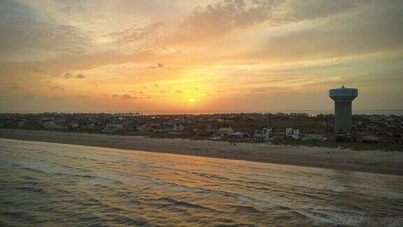 金色的太阳落在一个海边小镇上