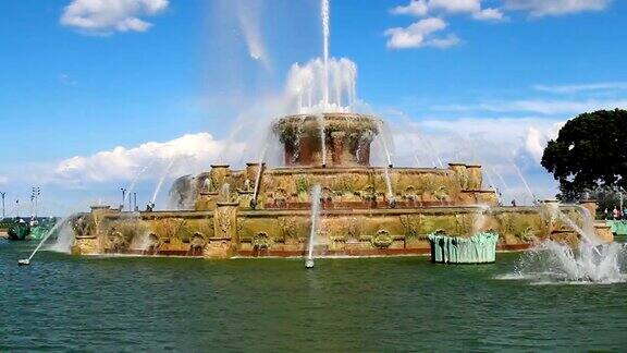 镜头沿伊利诺斯州芝加哥格兰特公园的白金汉喷泉移动
