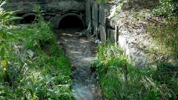 旧混凝土排水管道与流动污水下水道隧道管与水流