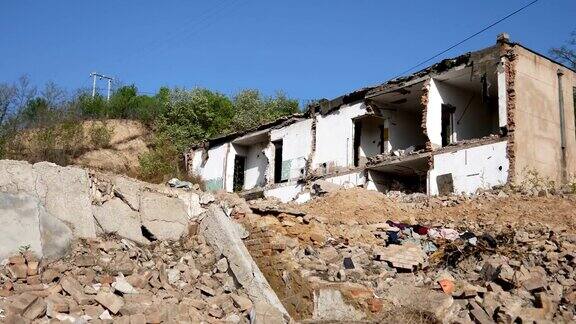 废墟中被拆毁或损坏的房屋