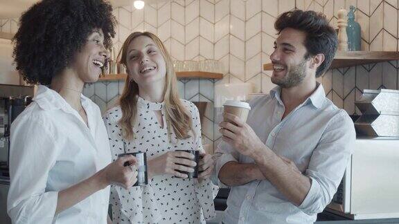 三个人在办公室喝咖啡休息的慢镜头他们在一起喝咖啡